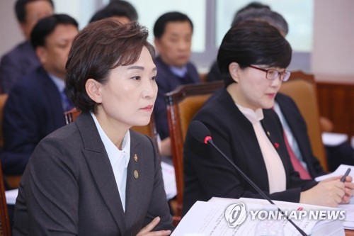 굳은 표정의 김현미 장관