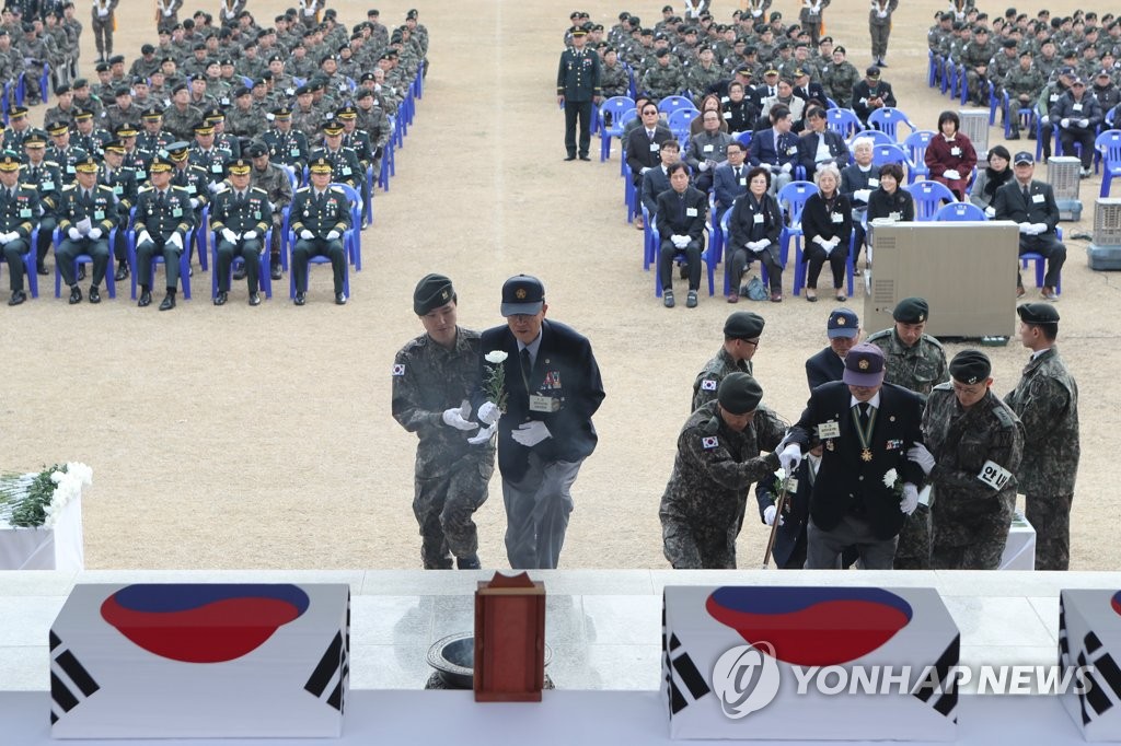 후배들과 함께 전우 앞으로
