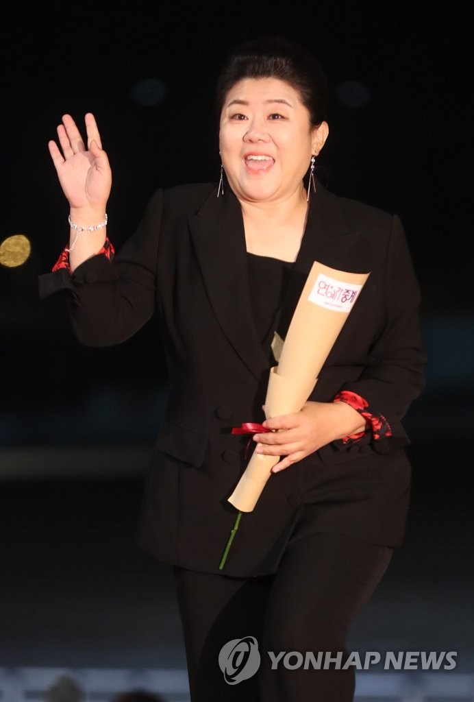 포즈 취하는 배우 이정은