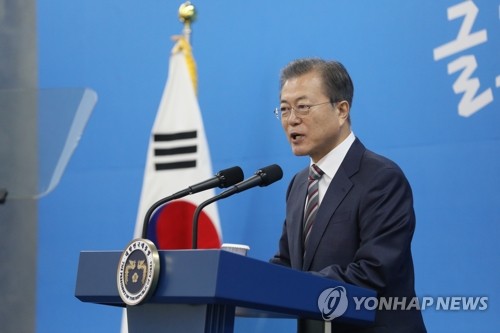 文대통령 "반도체는 우리 제조업 버팀목…아무도 흔들 수 없어"