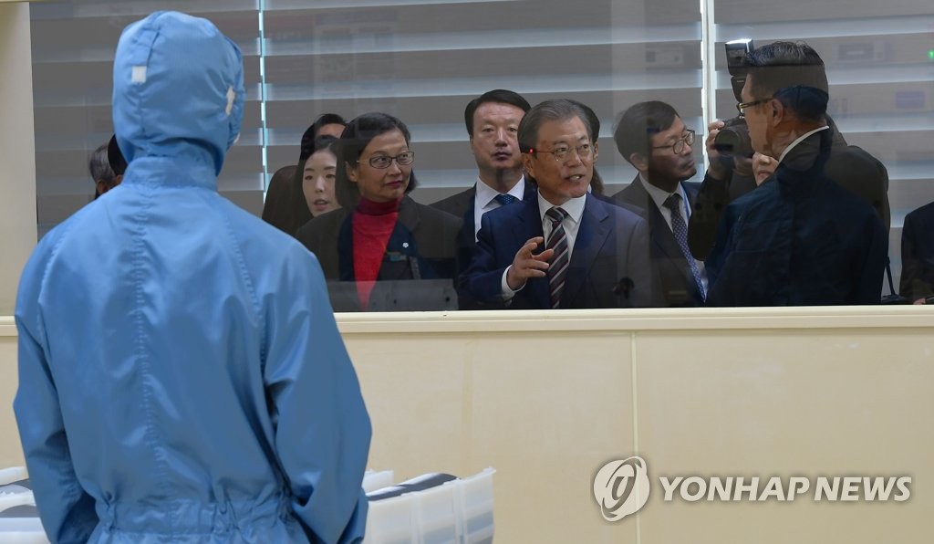 불화수소 에칭 공정 보는 문 대통령