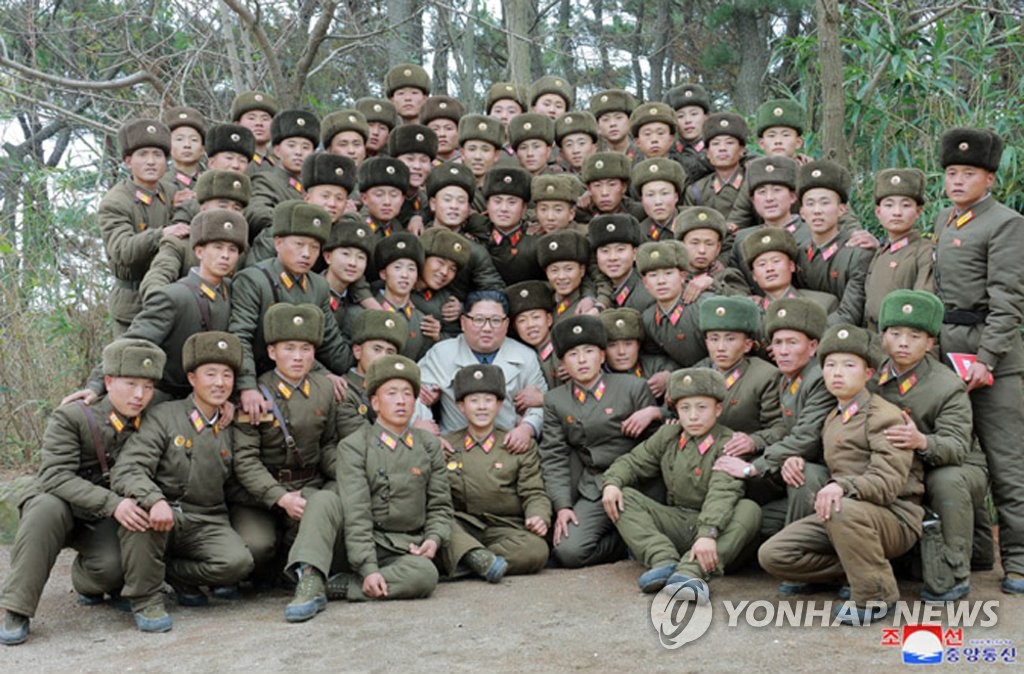 북한 김정은, 남북접경 창린도 방어부대원들과 기념촬영