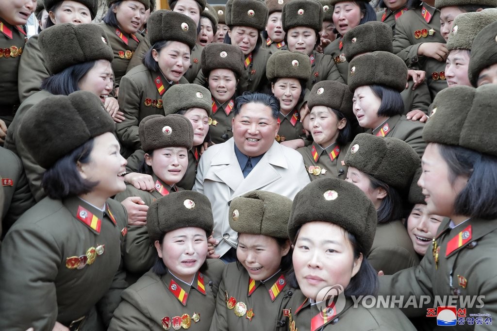 North Korean leader Kim Jong-un (C) meets with a group of female soldiers during a visit to a defense detachment on Changrin Islet near the western sea border with South Korea, in this photo provided by the Korean Central News Agency on Nov. 25, 2019. The agency stopped short of reporting when he made the visit. (For Use Only in the Republic of Korea. No Redistribution) (Yonhap)