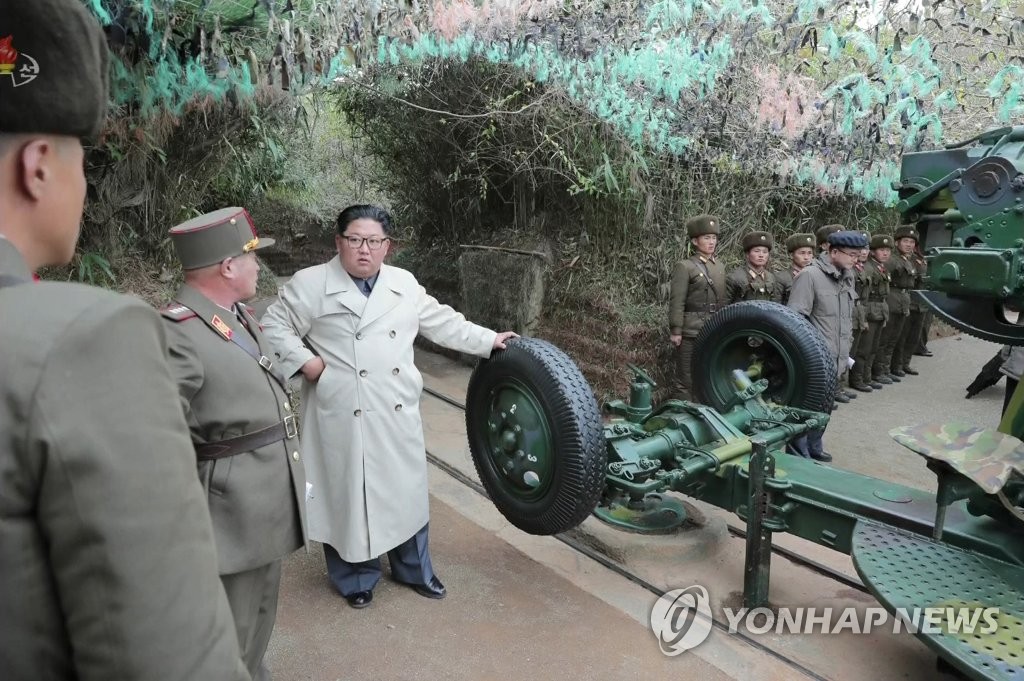 朝鮮中央テレビは２５日、金委員長が昌麟島の部隊で海岸砲発射を視察したと報じた（同テレビより）＝（聯合ニュース）《転載・転用禁止》