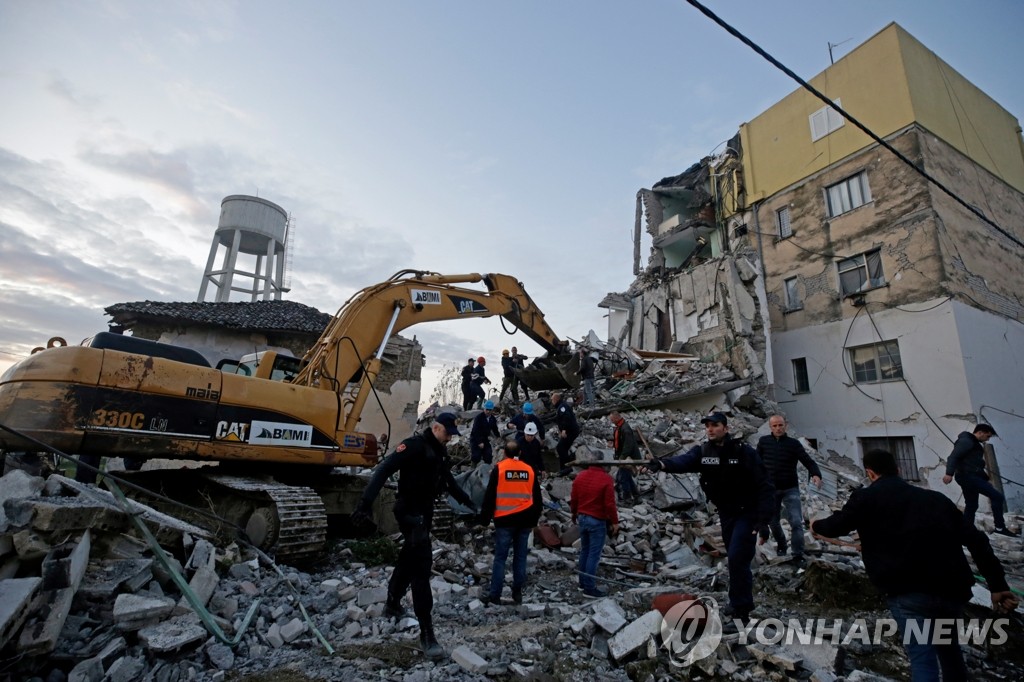 6.4 강진 알바니아의 건물 붕괴 현장