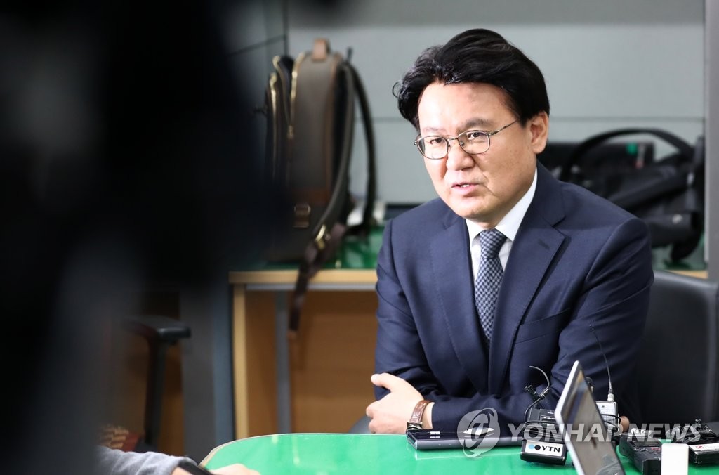 황운하, 기자 질문에 답변