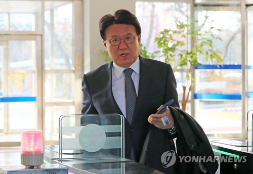 집무실로 이동하는 황운하 청장