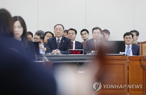 안건 의결하는 이춘석 기재위원장
