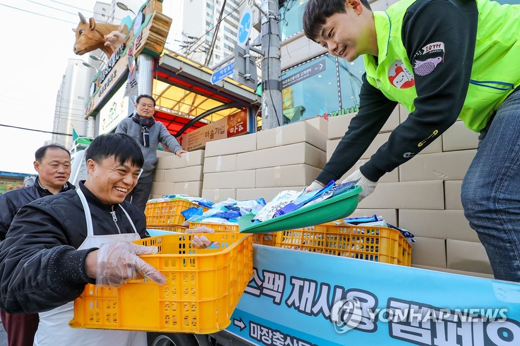 현대홈쇼핑, 마장축산물시장에 아이스팩 1만개 무상 전달
