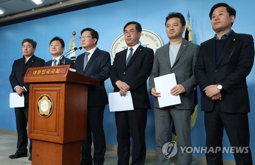 기자회견 하는 민주당 예산심사소위 위원들