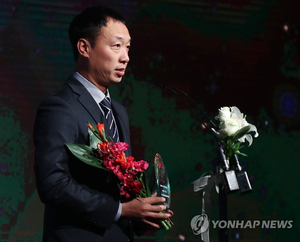 수상 소감 밝히는 박진섭 감독