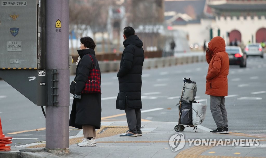 서울 광화문 신호등 기다리는 시민들