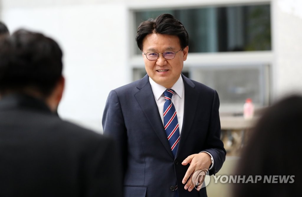 인사하는 황운하 청장