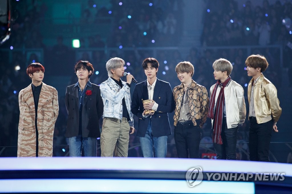 BTS agradece el premio en los MAMA BTS agradece el premio en los MAMA