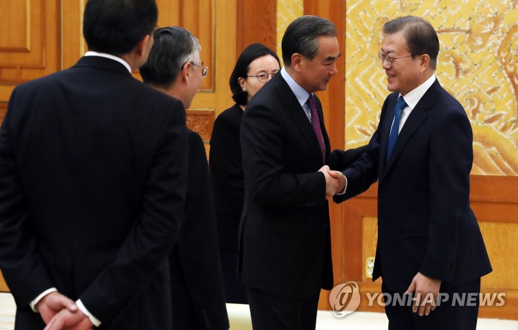 문 대통령과 왕이 중국 외교부장