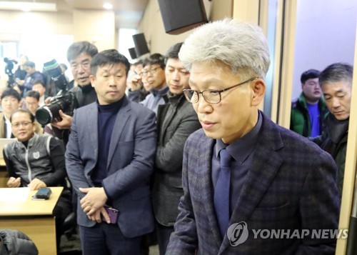 기자회견장 들어서는 송병기 울산부시장