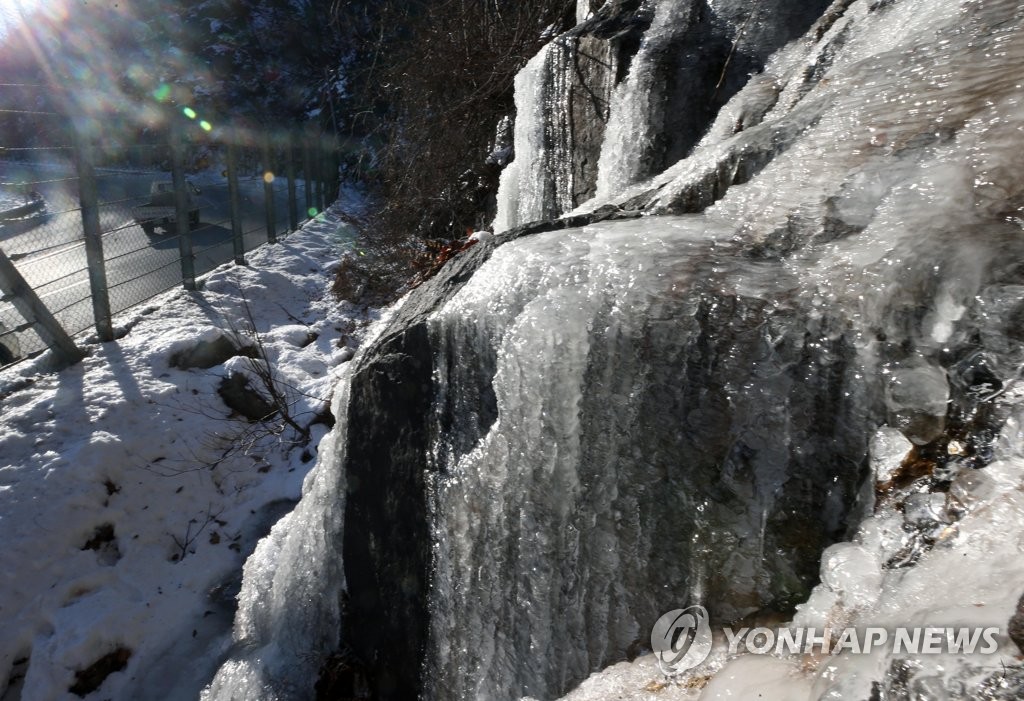 한파에 꽁꽁 언 대관령 빙벽