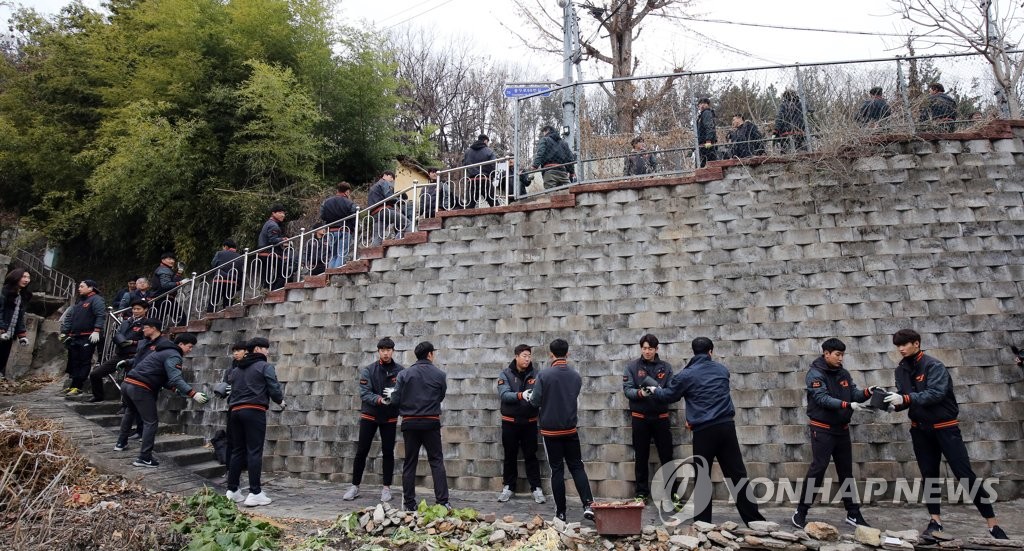 연탄배달 봉사하는 한화이글스