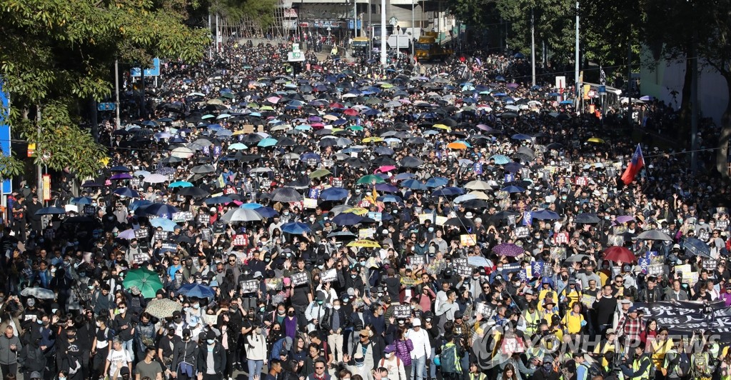 선거 압승 후 첫 대규모 집회 열린 홍콩