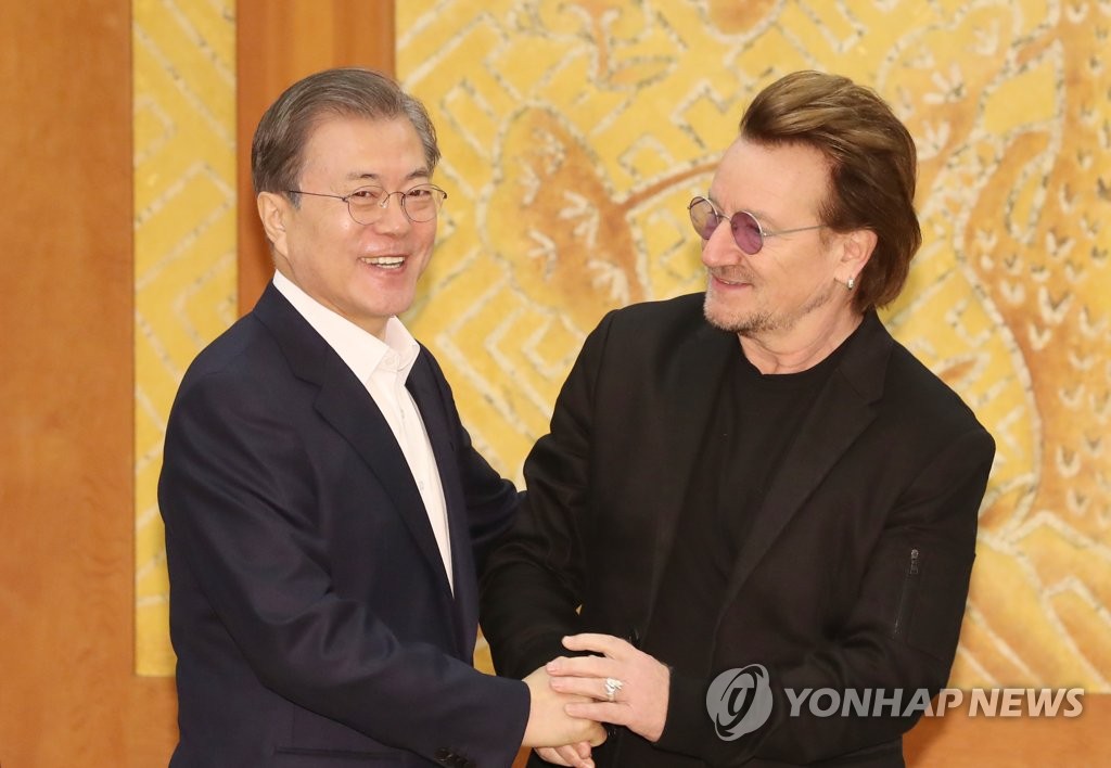 문 대통령, 록밴드 'U2' 보노와 악수