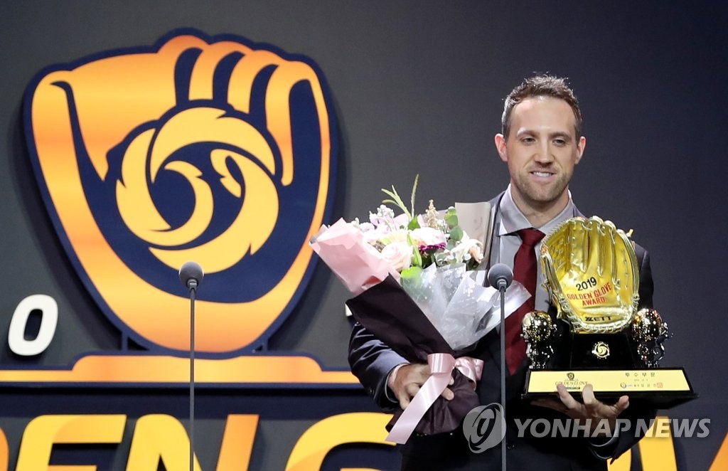 Josh Lindblom speaks after receiving the Golden Glove in the pitcher category during the annual awards ceremony held by the Korea Baseball Organization at COEX in Seoul on Dec. 9, 2019. (Yonhap)