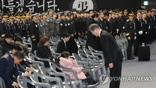 유족들과 인사하는 문 대통령
