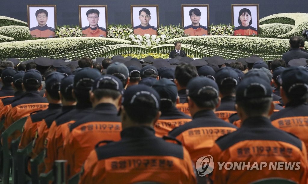 추도사 듣는 동료 대원들