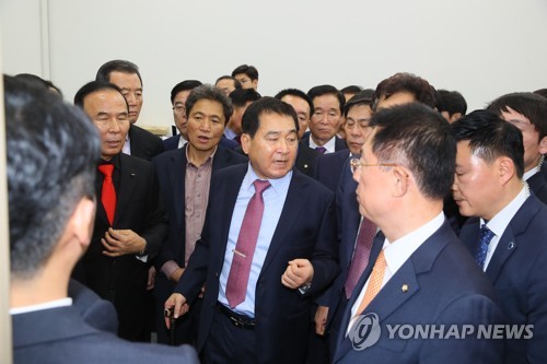 의장실 항의방문 나선 한국당