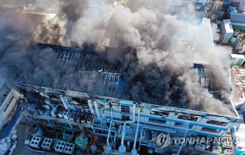 연기 가득 찬 인천 화학물질공장 화재 현장