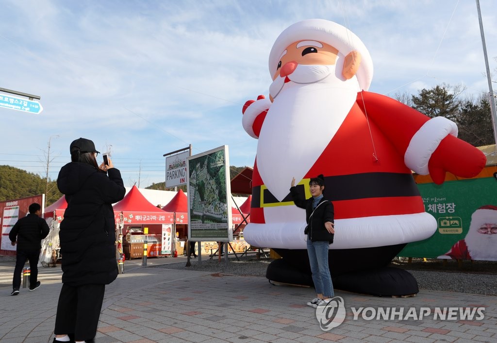 대형 산타 앞에서 찰칵