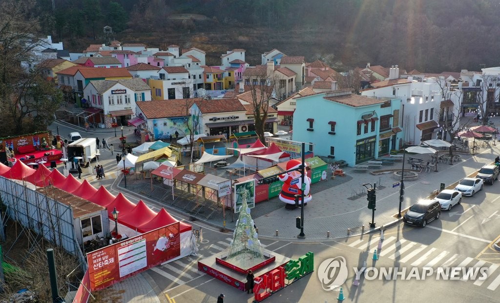 '대형 산타 앞에서 찰칵'…산타축제 열리는 담양 메타프로방스