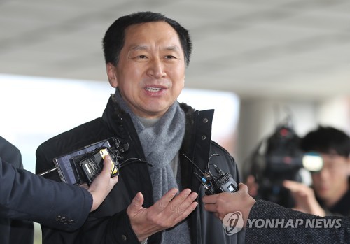 질문에 답하는 김기현 전 울산시장