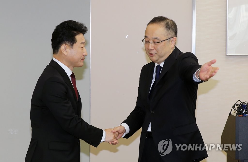 한국 수석대표에게 자리 안내하는 일본 수석대표