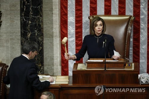 지난달 18일 '트럼프 탄핵안 가결' 의사봉 두드리는 美하원의장
