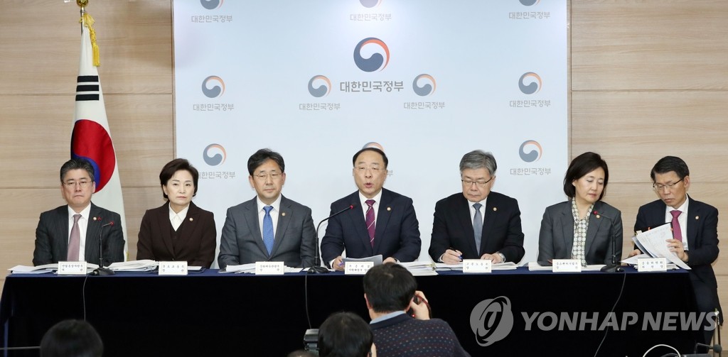 Finance Minister Hong Nam-ki (C) speaks during a joint press conference on the government's economic policies for 2020 at the government complex in Seoul on Dec. 19, 2019. (Yonhap)