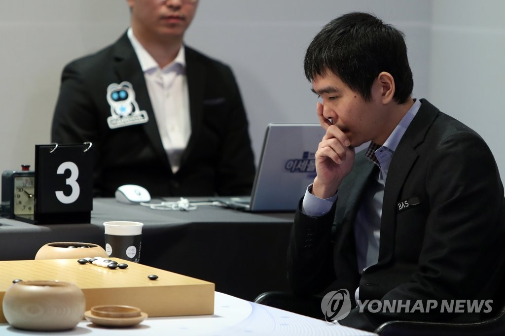 South Korean Go player Lee Se-dol ponders his next move during his retirement match against artificial intelligence program HanDol at El Dorado Resort in Sinan, 400 kilometers south of Seoul, on Dec. 21, 2019. (Yonhap)