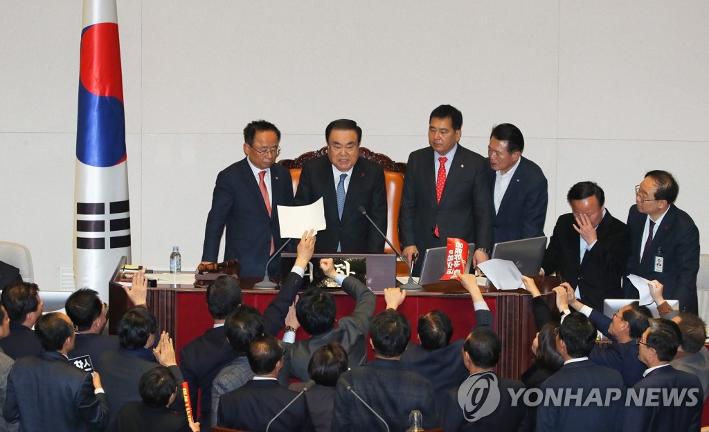 선거법, 한국당 항의 속 본회의 상정