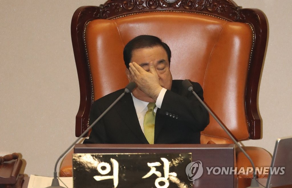 얼굴 만지는 문희상 의장