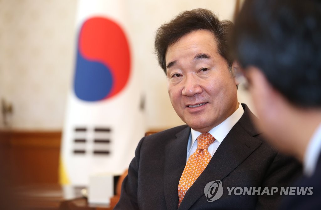 연합뉴스와 인터뷰하는 이낙연 총리