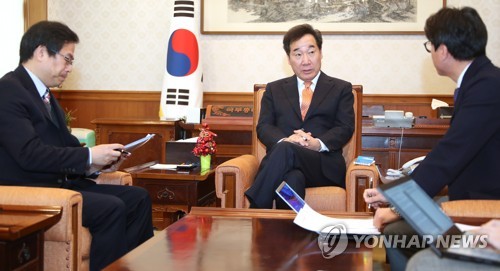 연합뉴스와 인터뷰하는 이낙연 총리