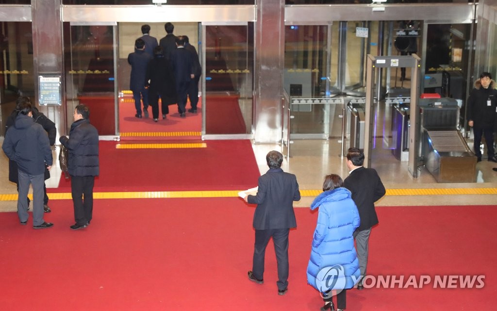 국회 현관 나서는 의원들