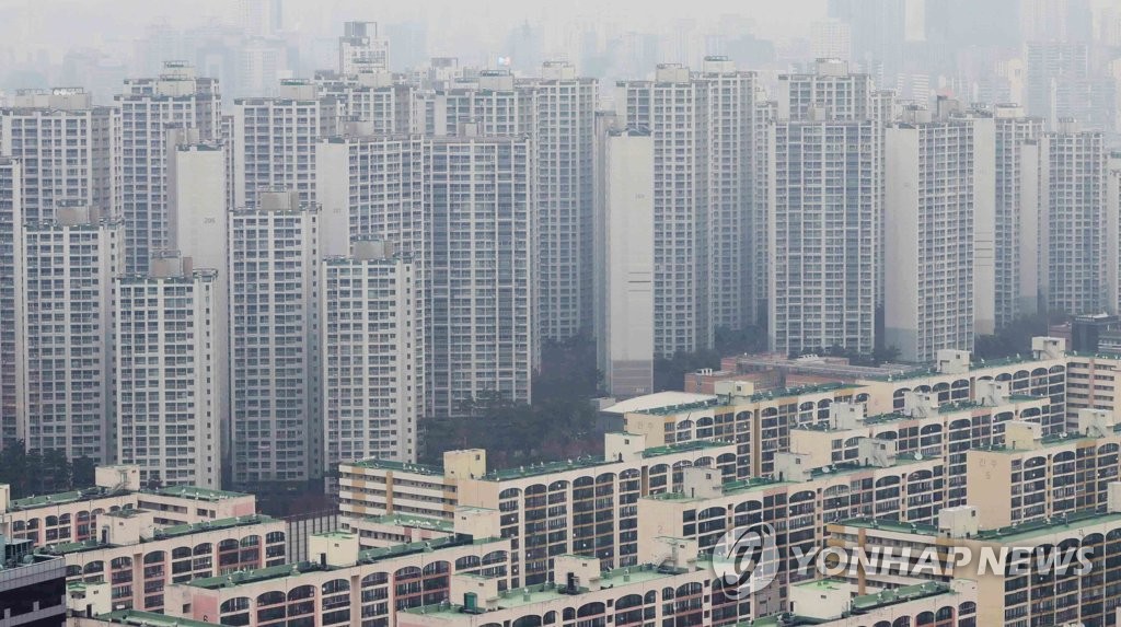 고층 신축 아파트와 저층 구축 아파트가 섞여 있는 서울 시내 전경