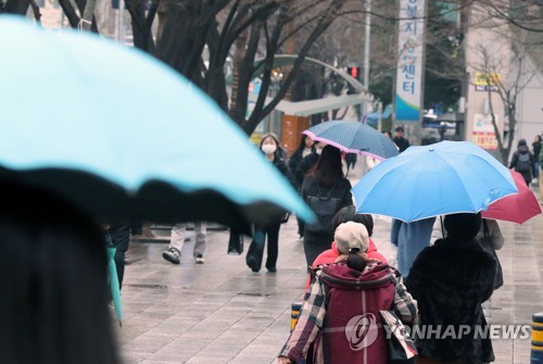 금요일 가끔 구름 많고 일부 지역 밤부터 눈·비