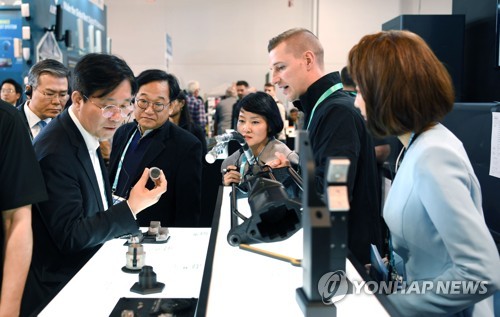 기술선도 기업 CES 전시관 방문한 성윤모 장관