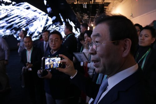 CES LG전자 전시관 찾은 박원순 서울시장