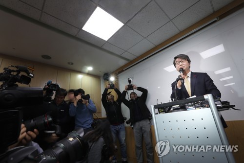 취재진 앞에 선 김지형 전 대법관