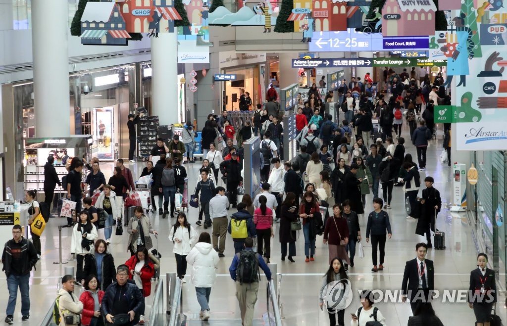 This photo shows a duty-free shopping zone of Incheon International Airport, west of Seoul, on Jan. 9, 2020. According to airport authorities, the number of passengers using the airport in 2019 surpassed the 70-million mark, the most ever. (Yonhap)