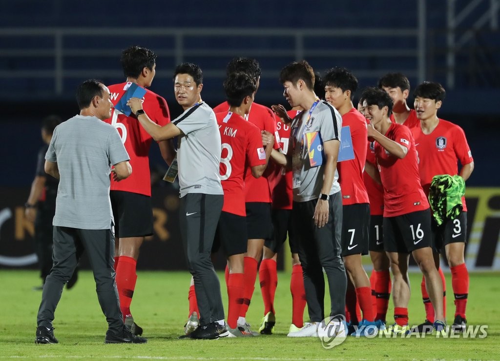 South Korean players and coaches celebrate their 2-1 victory over Iran in the teams' Group C match at the Asian Football Confederation U-23 Championship at Tinsulanon Stadium in Songkhla, Thailand, on Jan. 12, 2020. (Yonhap)