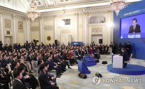 외신 기자 질문에 답변하는 문 대통령