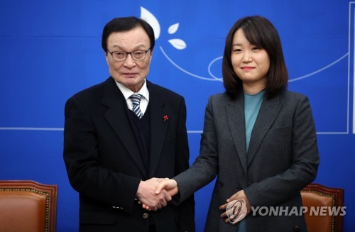 악수하는 이해찬과 이소영